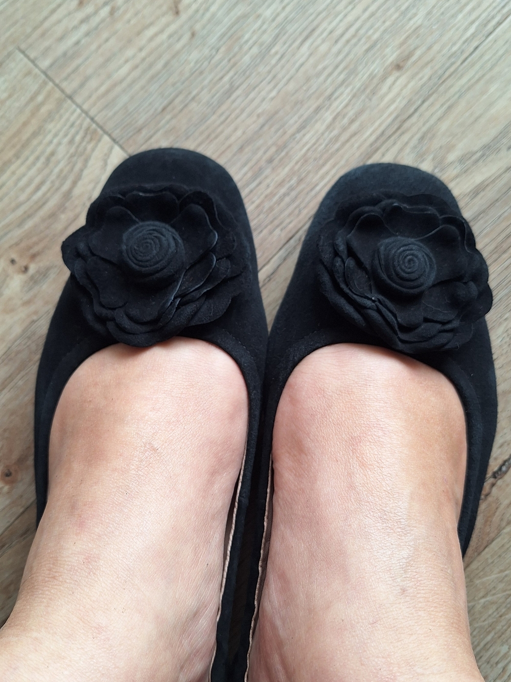 Taryn Rose Rosalyn Black Suede Ballet Flats Rose Detail Size - Picture 1 of 14